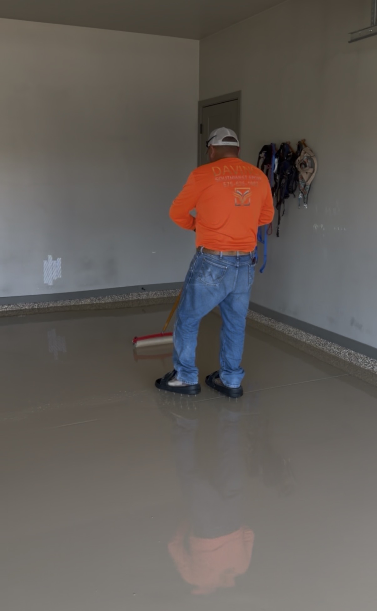 DaVinci Southwest Epoxy crew member rolling epoxy coating onto a garage floor